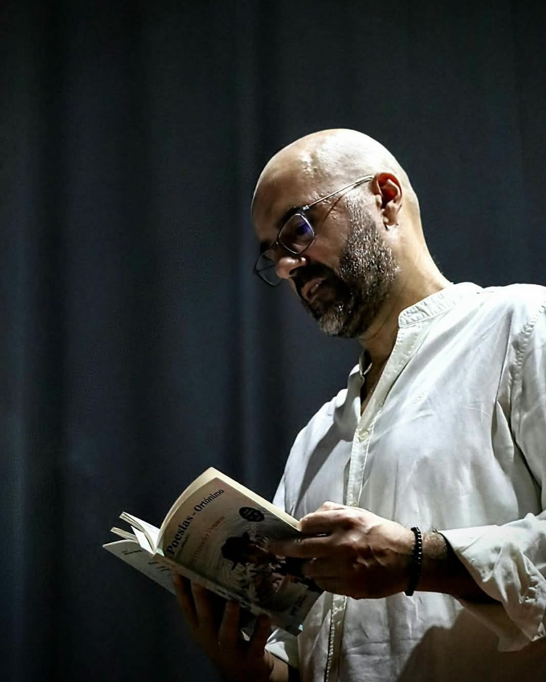 Filipe Bacelo a ler poesia no espetáculo A Travessia da Alma, no Centro Cultural de Alfena