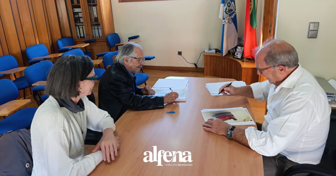 Assinatura do contrato de doação da coleção de brinquedos do Pé de Vento à Junta de Alfena