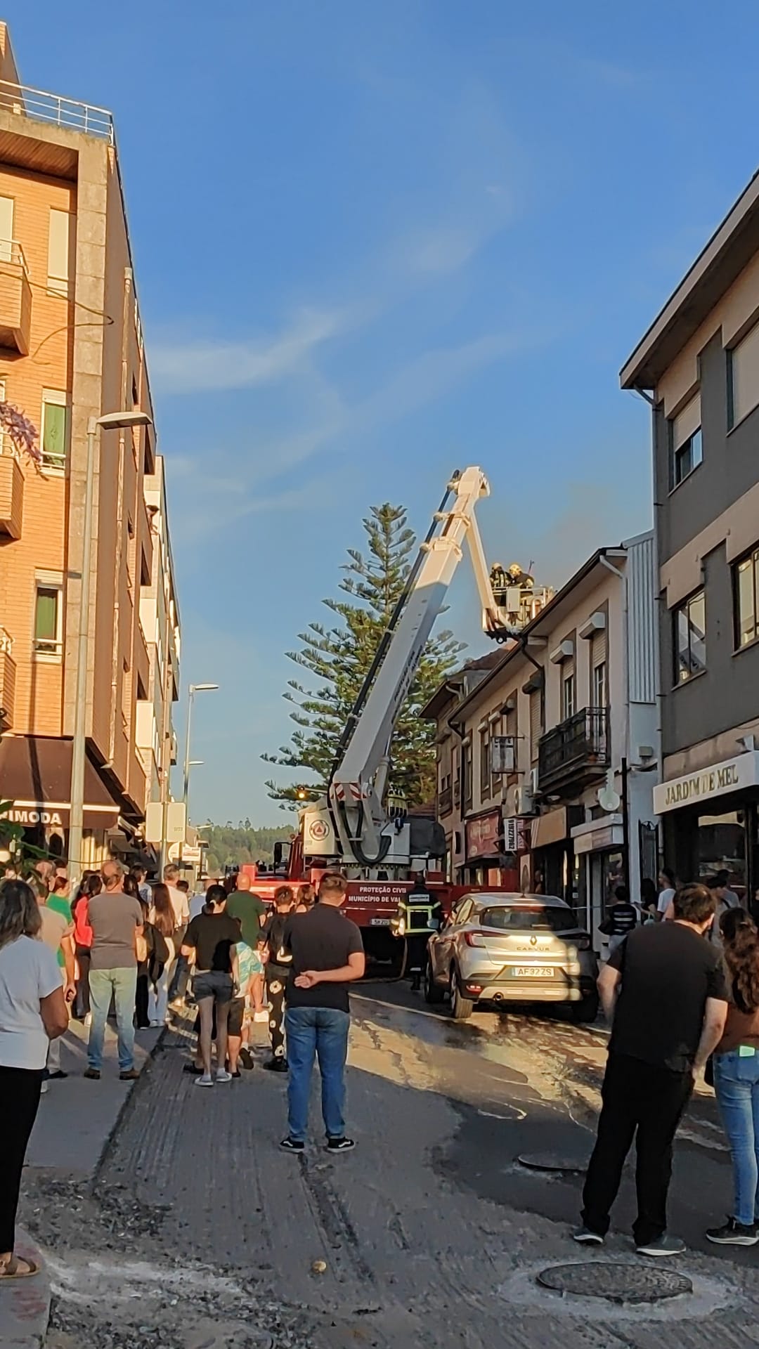 Autoescada dos bombeiros junto a habitação com incêndio na Rua 5 de Outubro, em Ermesinde